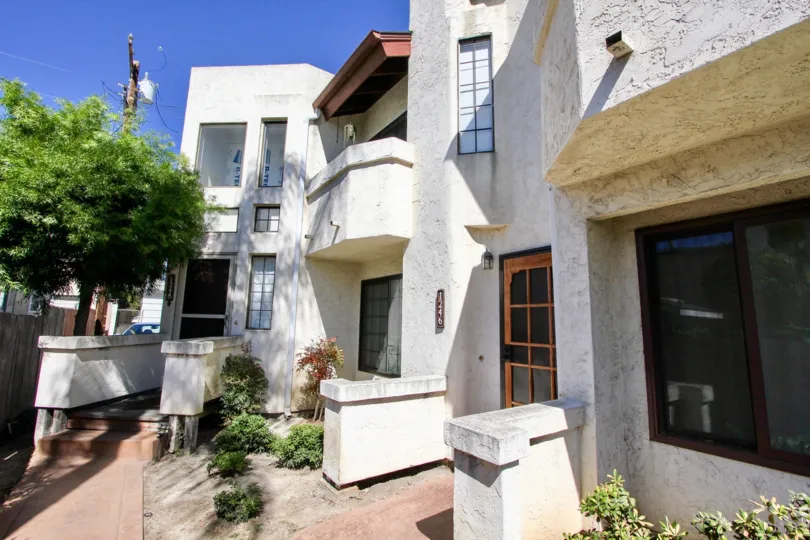 A sunny day in the area of Thomas Townhomes, outside, palm trees, balcony, condo, sidewalk