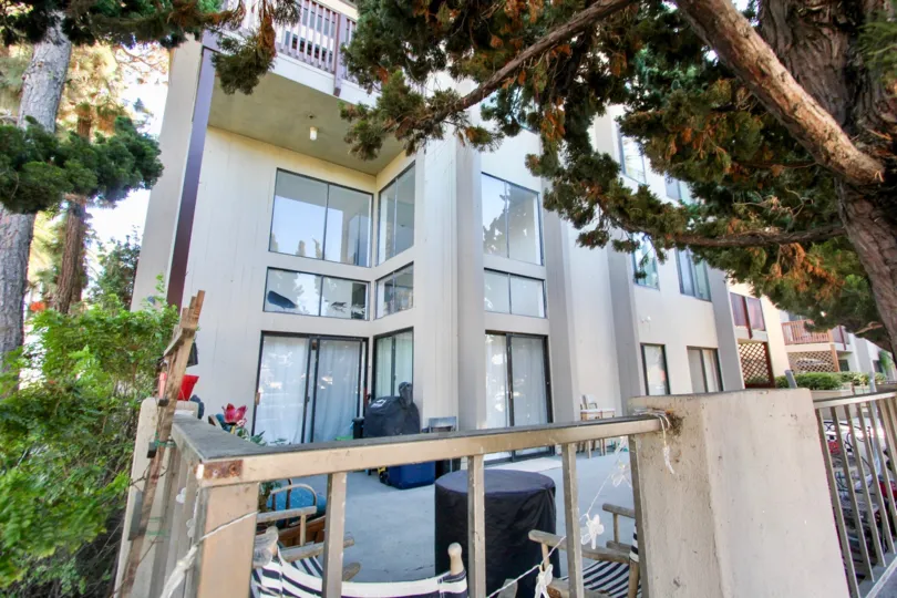 THE APARTMENT IN THE TURRAMURRA CONDOMINIUMS WITH THE BALCONI, TREES, FLOWER PLANTS