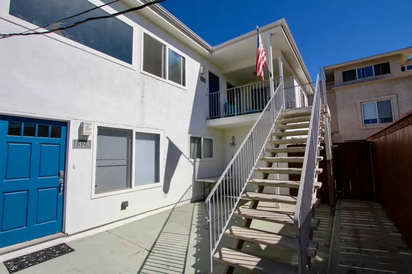 Very cozy and intimate apartment building in the community of Utopia, Pacific Beach city
