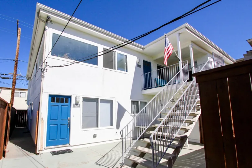 Nice villa with USA flag and a staircase in Utopia of Pacific Beach
