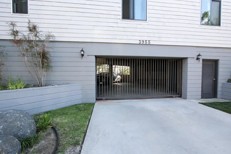 Beautiful villa with a grill gate entrance and parking place in Venice Park of Pacific Beach