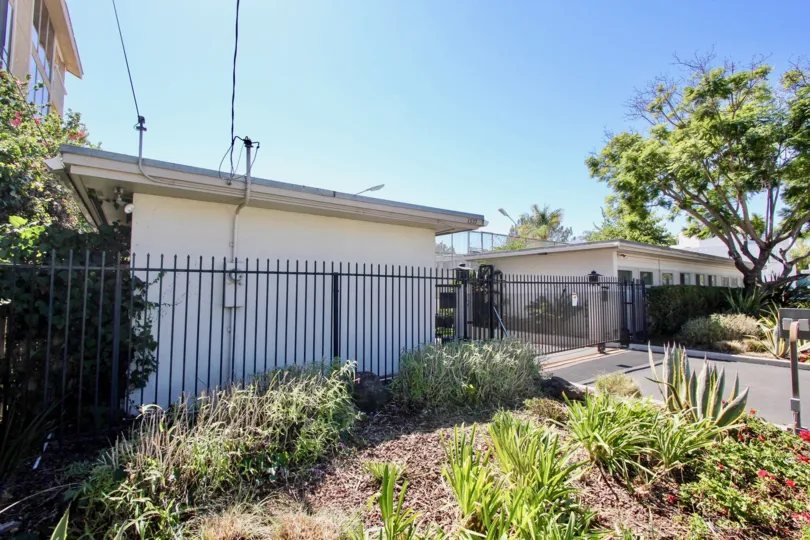 A street view of Villa Vacanza in Pacific Beach, California.
