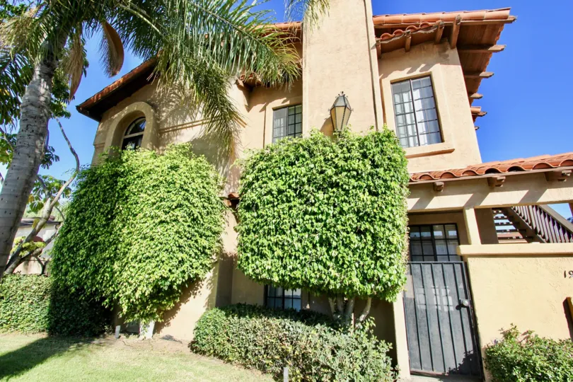 THE FLAT IN THE VISTA ADELLE MAR WITH THE DECORATIVE PLANTS, GATE, UPSTAIRS, GRASS