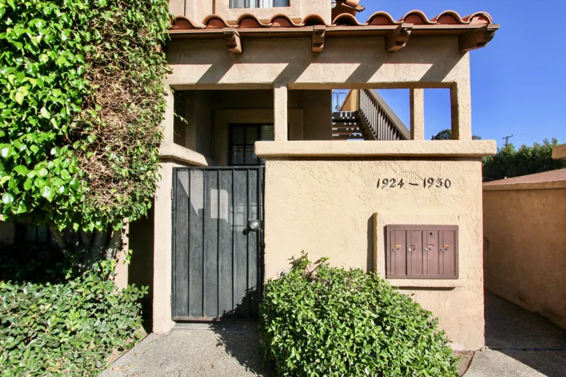 a sunny day in the vista adelle mar with ahouse that is numbered in years 1924-1930