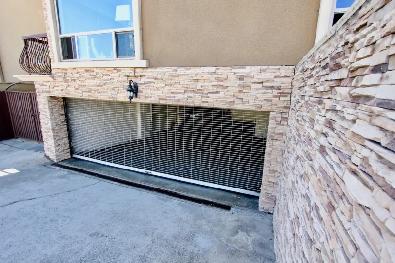 stone wall design in front of the building entrance in 2955 in La Playa