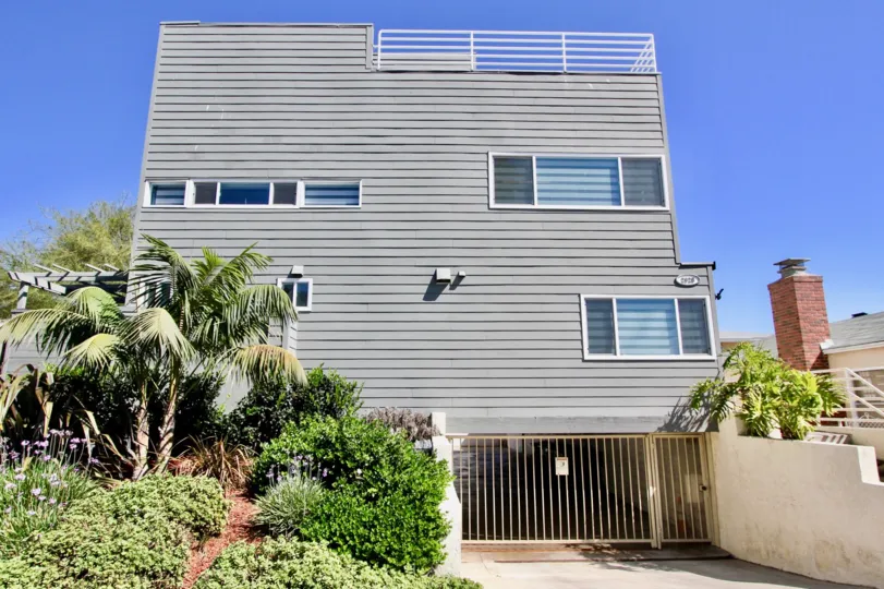 Parking entrance have plant and trees in side of the building in Harbor View Townhomes