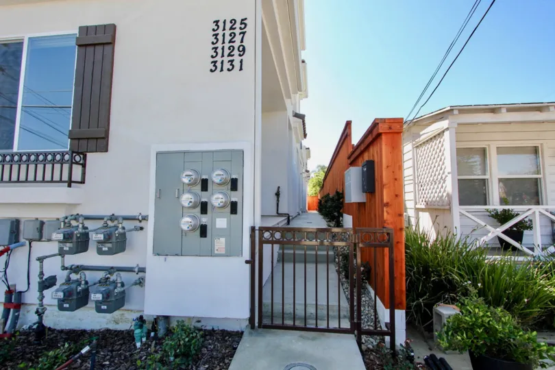 beautiful apartment complex located in keats place, point loma.