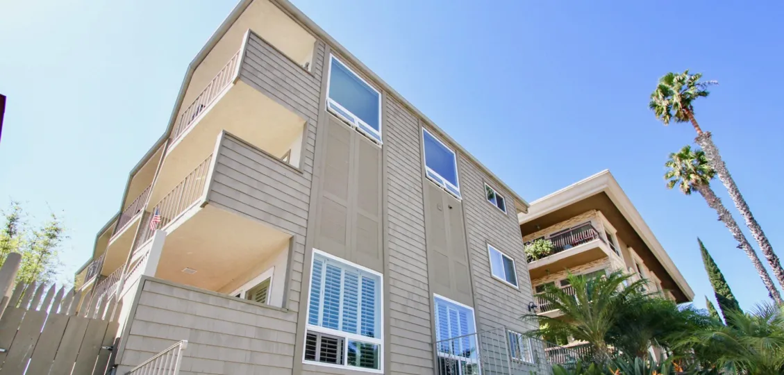 A sunny day at La Playa Bayshore in Point Loma, California.