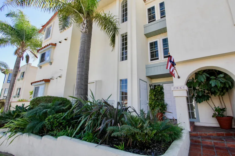 A view of the side of the La playa Blanca condos on a nice day and American flag visible