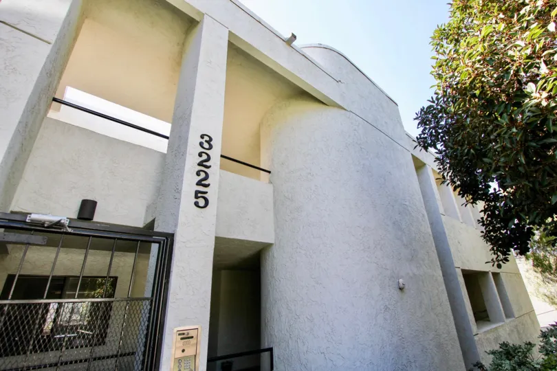 THE 3225 APARTMENT IN THE NEWELL BAYVIEW WITH THE STEEL GATE, PLANTS, TREES