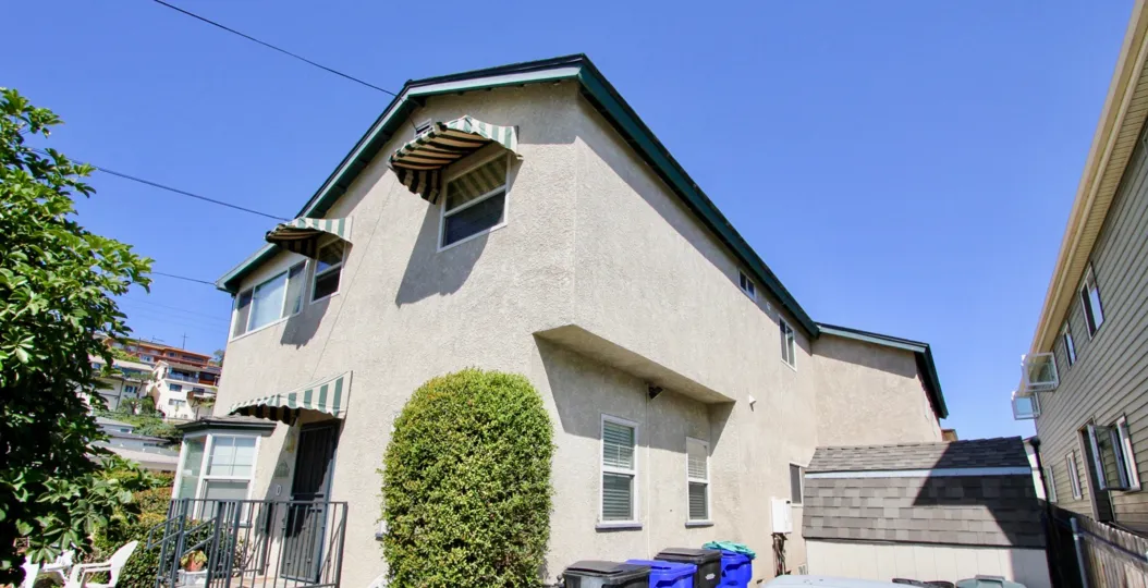 Upward angle shot of a home in Point loma, California. This is in the Oliphant Condos