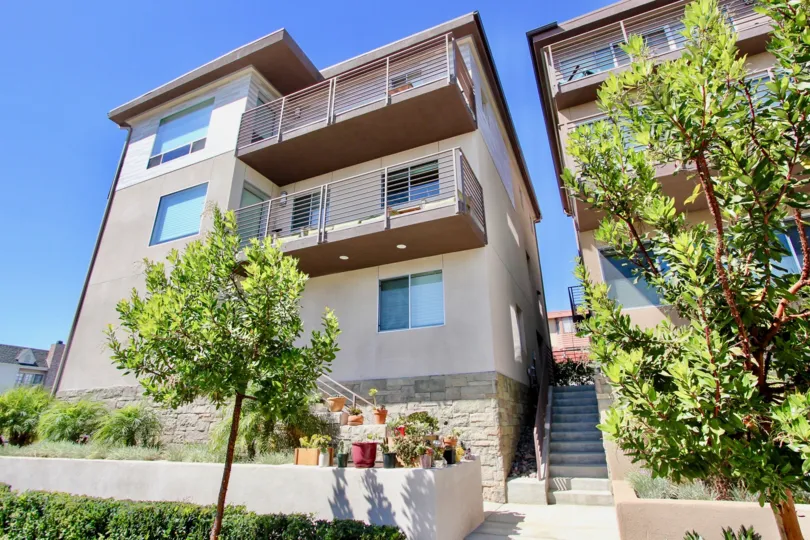 A clear sunny day overlooks an appartment in Portugal Place park of Point Loma.