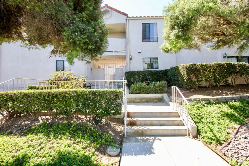 The Roseville Terrace has beautiful sunlight and weather, any day of the year