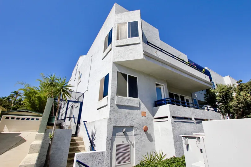 Vista La Playa residences with appealing front side at Point Loma, CA