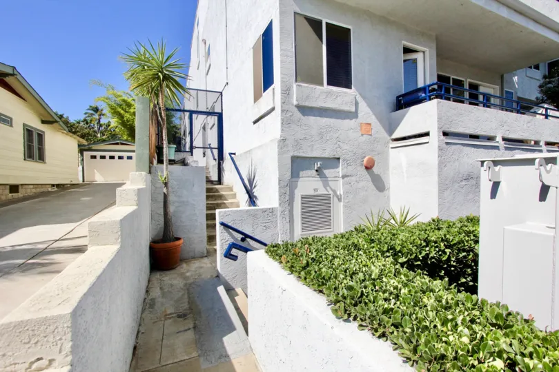 Beautiful Whit Fully Gated condo with balcony in the Community