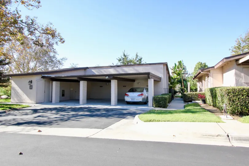 Villa is in the Alameda with car parking facilities and bushes to decorate the pathway