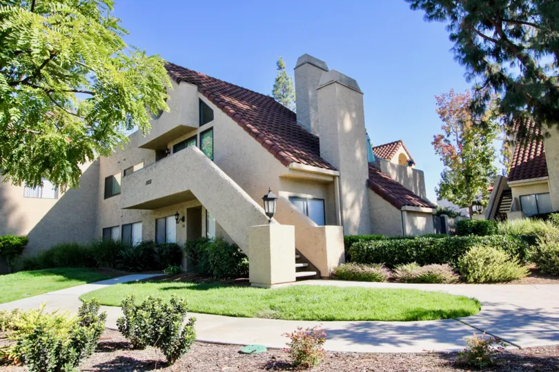 A sunny day in Bernardo Pines has villa with lamp, plants and grasses