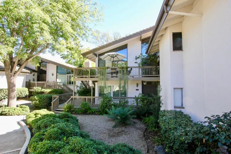 A house in the Bernardo Village Green is peculiar with excellent gardening and balcony.