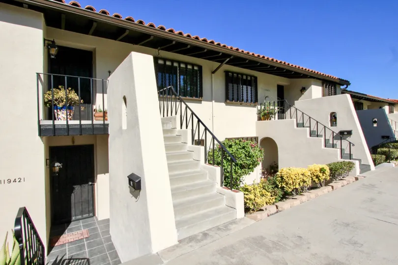 A hotel in the Bernardo Villas is peculiar with clear day of blue sky.