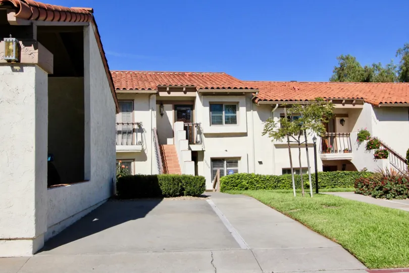 IN Rancho Bernardo most attractive Campana Villas comfortable climate and long and clean way and beautiful garden visit with family in weekend