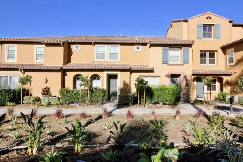 The villa in Gianni has a garden with plants and bushes in front of door