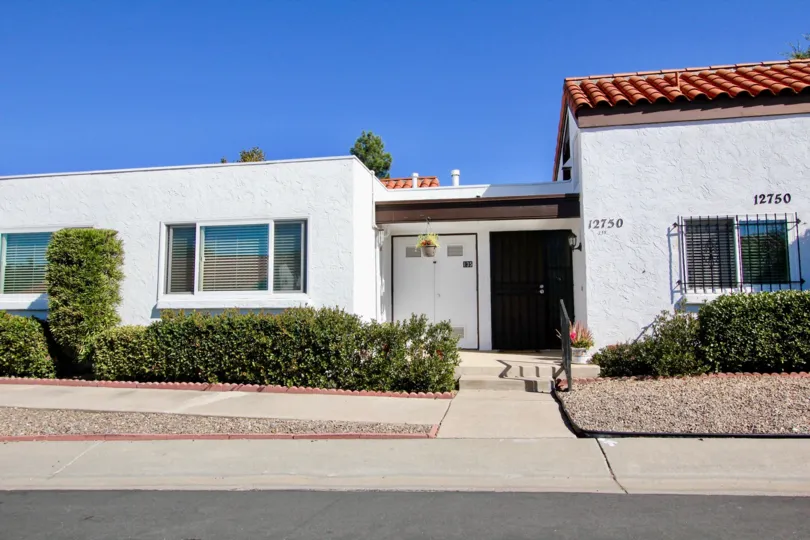 Haciendas, City: Rancho Bernardo, everything is closed, windows and doors