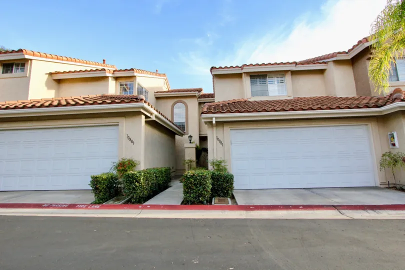 A sunny day in La Cresta displayed 2 villas in front of car parking and bushes for decoration