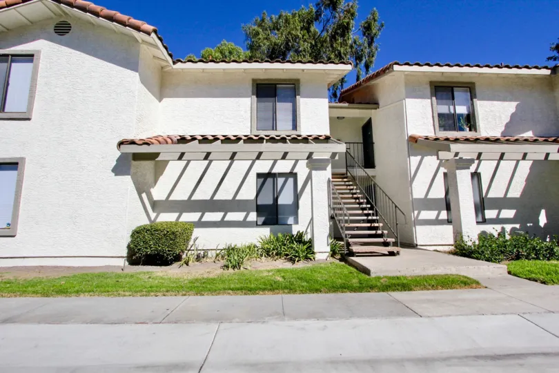 The road side in Lomas bernardo has villa with bushes and grass