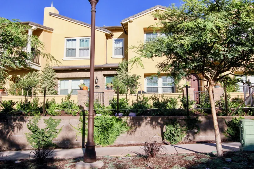 A apartment in Mandolin with street lamp, plants and trees