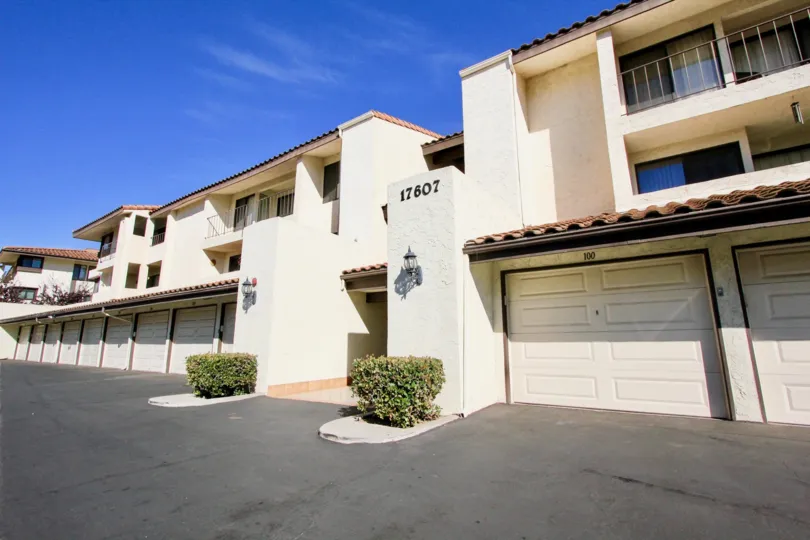 Under the blue clear sky are the beautiful apartments in Oaks North Village community
