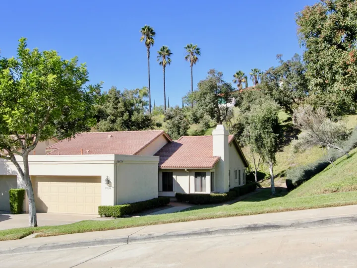 THE Oaks North Villas VERY FABULOUS BUILDING WITH BALCONY AND BEAUTIFUL CLIMATE WITH CLEAN AREA VISIT IN Rancho Bernardo WITH FAMILY