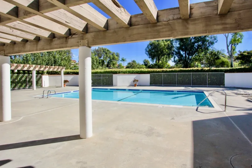 A CLEAR SWIMMING POOL TO CHILL OUT WITH FRIENDS AND FAMILIES