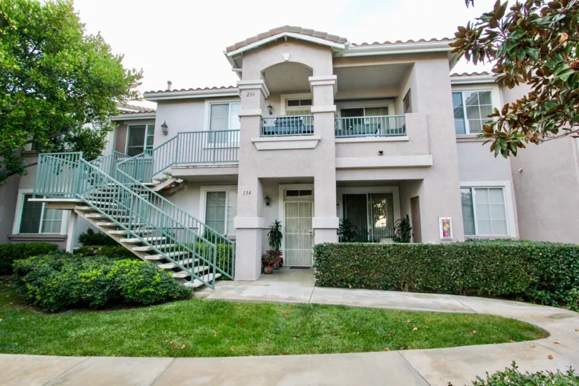 Palo Alto, City: Rancho Bernardo, a beautiful building, staircase and a balcony