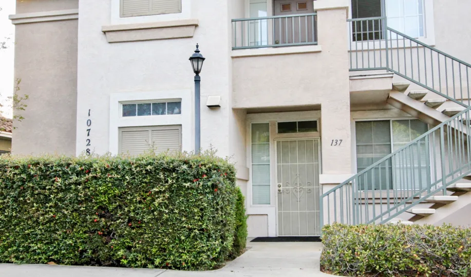 The Villa in Palo Alto with light Lamps and has plot number 137