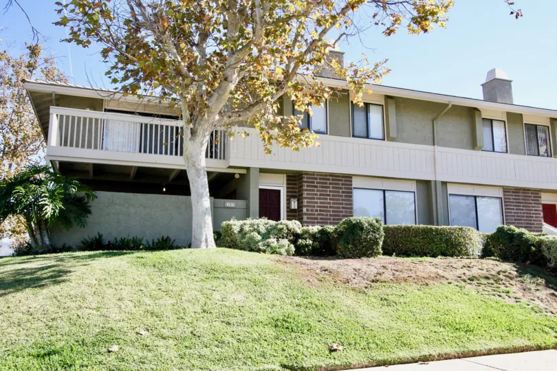 A sunny day in Playmor of Rancho Bernardo with apartment, trees and grasses