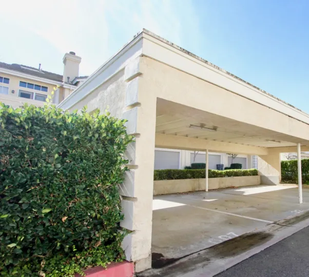 In the apartment of Provencal, has car facilities with surround bushes