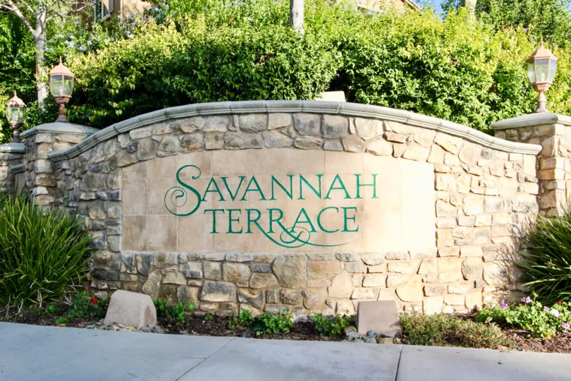A sunny day in Savannah Terrace with lamps, bushes and trees