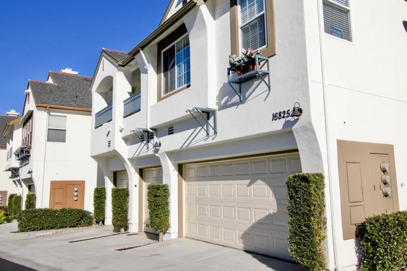 White properties on a clear day with landscaping in Sitella