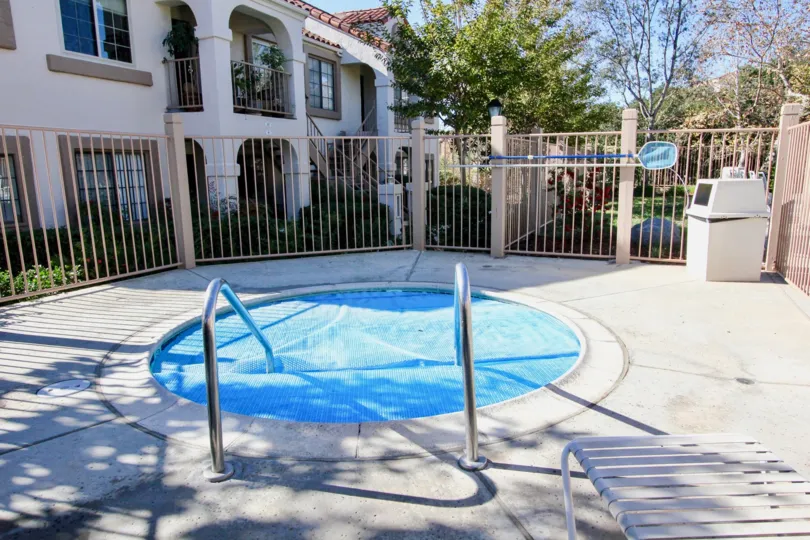 A cosy hot-tub in the sun in the community of Stony Brook