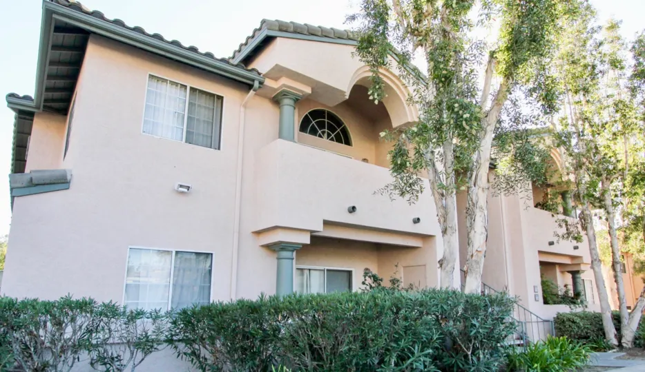 The Summit IS MOST ATTRACTIVE BUNGALOW WITH BEAUTIFUL GARDEN AND CALM AREA WITH BALCONY VISIT IN Rancho Bernardo