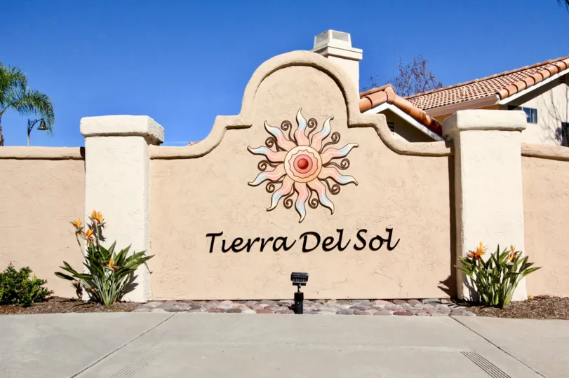 Both side of the Tierra Del sol with plant of orange flowers and light in the middle