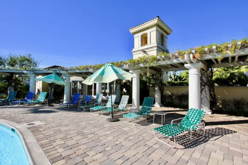 In Vista Del Lago has swimming pool and relaxing chair