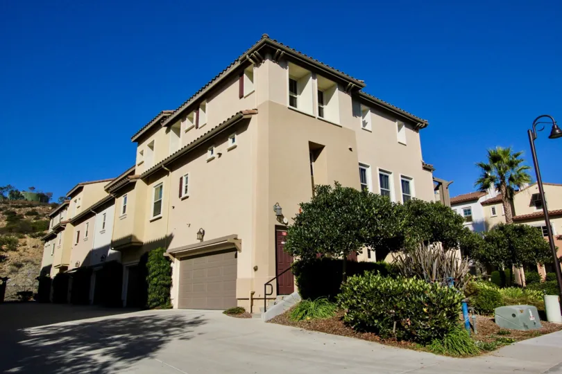 A sunny day in the Calico Bluffs with residential apartment and trees.