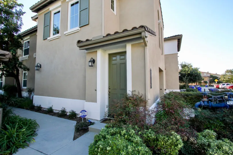 THE APARTMENT IN THE CALICO BLUFFS WITH THE MOTOR, CAR PARKING, PLANTS, TREES, LAMPS