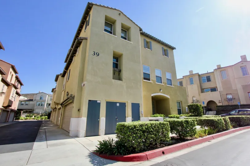 A SHINY DAY IN THE Coronado Ranch WITH BEAUTIFULflat and garden