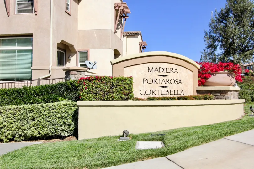 A three-community signage in the Corte Bella community.