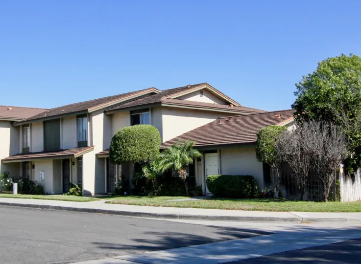 THE HOUSE IN THE LAKE PARK VILLAS WITH THE PLANTS, TREES, THAR ROAD