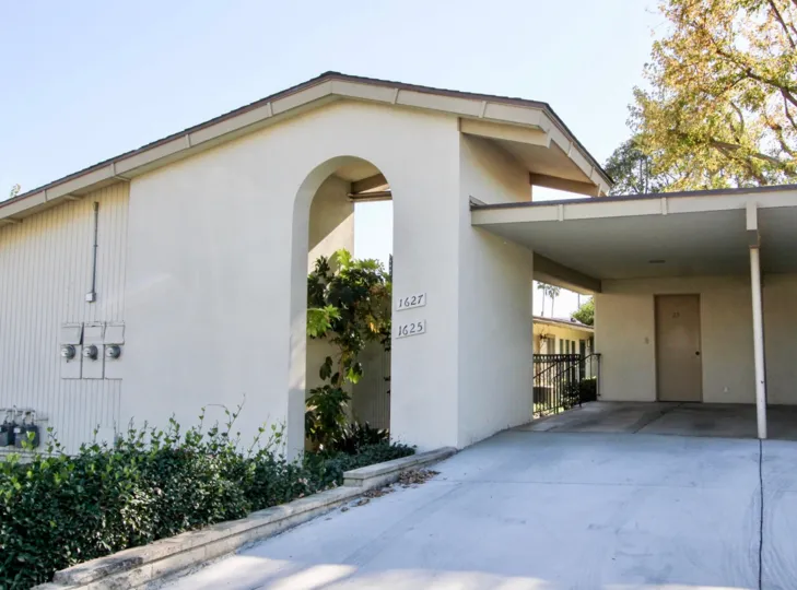 The outdoor area of units 1627 and 1625 in Lake San Marcos Villas of San Marcos, California.