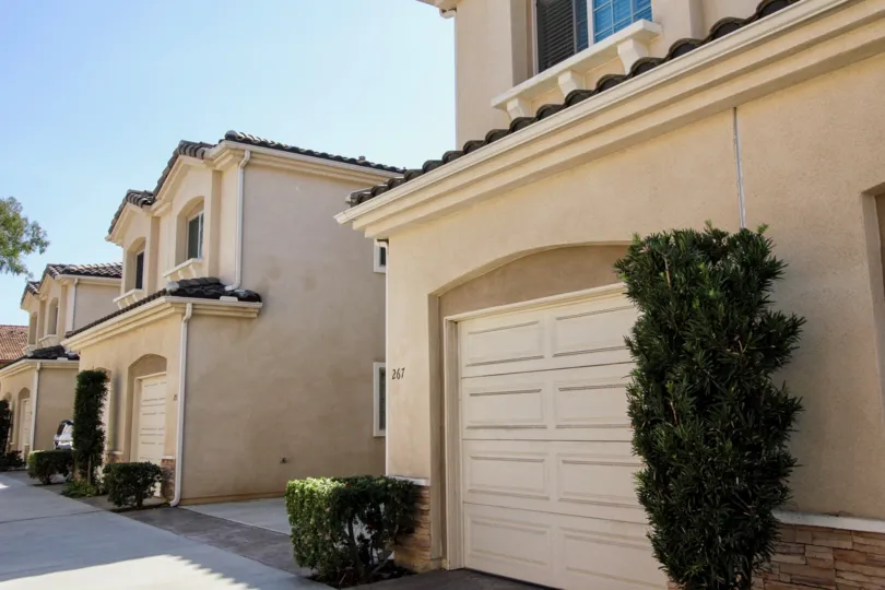 Awesome view of vilas with garden trees and parking in Richland Villas of San Marcos