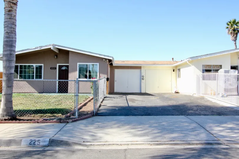 A SIIMPLE COTTAGE WITH FREE AREA LOCATED ON THE ROAD IN SAN MARCOS MANOR